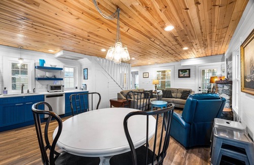 Lakeside Cottage | 228 Laurel Close to Downtown and the Lake!
