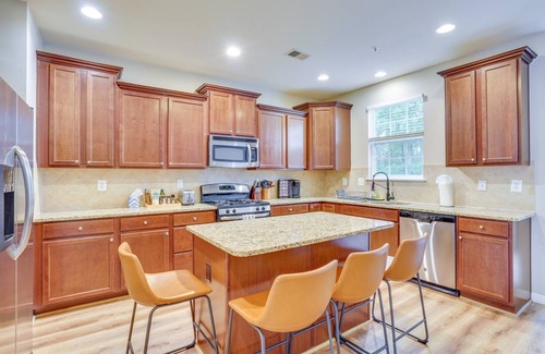 Glen Burnie Apartment | 234 m² Apartment ∙ 3 bedrooms ∙ 8 guests