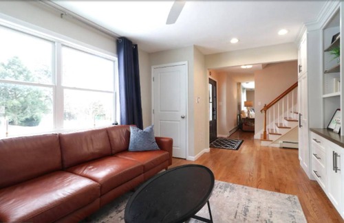 State College House | 250 m² House ∙ 4 bedrooms ∙ 5 guests