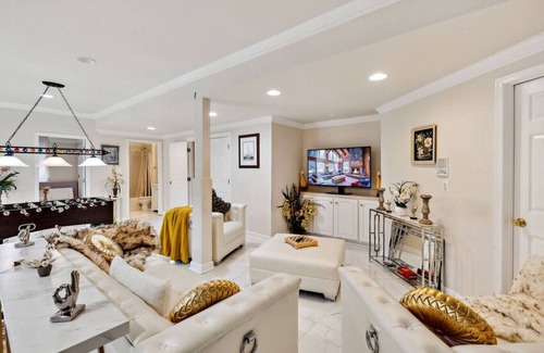 Fairland House | 372) Luxurious 3BR Home!