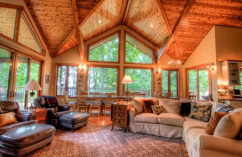 Burnsville House | 383 m² House ∙ 5 bedrooms ∙ 10 guests