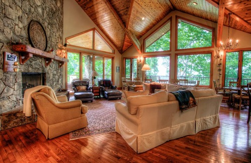 Burnsville House | 383 m² House ∙ 5 bedrooms ∙ 10 guests