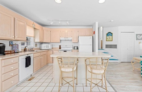 South End Condo | 4BR w/2 Balconies A/C WiFi Steps to Beach