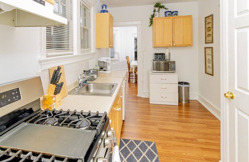 Ventnor City Apartment | 5–10 Mins to Beach & Boardwalk! BBQ Firepit Fast WiFi Backyard