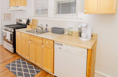Ventnor City Apartment | 5–10 Mins to Beach & Boardwalk! BBQ Firepit Fast WiFi Backyard