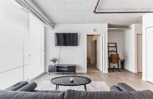 Gateway District Apartment | 855 m² Apartment ∙ 10 bedrooms ∙ 36 guests