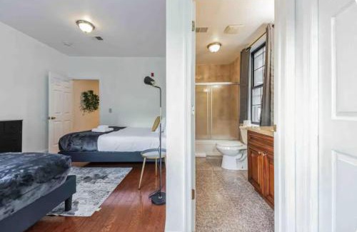 Center City Apartment | Across from Convention Center 4F - Sleeps 6 - 4F