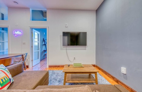 West Poplar Apartment | Apartment ∙ 2 bedrooms ∙ 4 guests