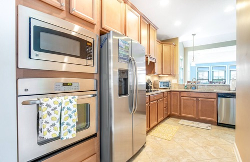 The Commons House | Bayside Resort Home w/Shared Pool, High-Speed WiFi, Central AC, & Washer/Dryer