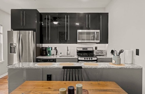 Rittenhouse Row Apartment | Beautiful 1BD With Balcony Hosted By StayRafa - 4R