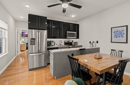 Rittenhouse Row Apartment | Beautiful 1BD With Balcony Hosted By StayRafa - 4R