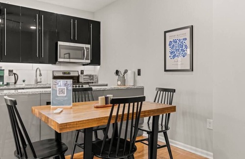 Rittenhouse Row Apartment | Beautiful 1BD With Balcony Hosted By StayRafa - 4R