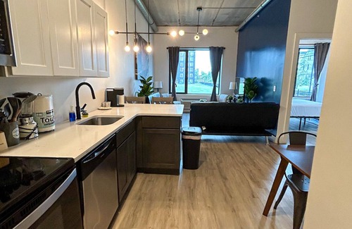 Elizabeth Apartment | Beautiful 2BR Next to Airport 4381
