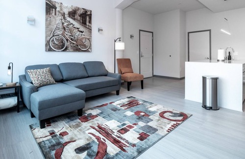 Central Business District Condo | Beautiful Condo-Heart of Business District 405