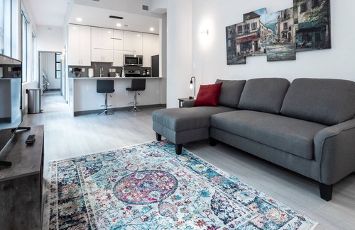 Central Business District Condo | Beautiful Condo-Heart of Business District 601