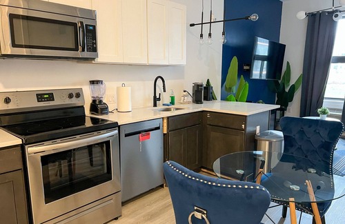 Elizabeth Apartment | Beautiful Studio Near Airport 7736