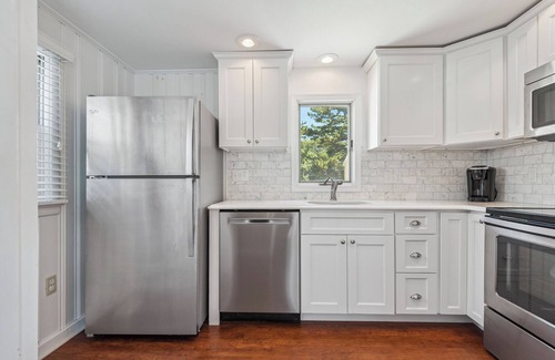 Avalon Condo | beautifully renovated and impeccably maintained 3-bedroom, 1.5-bath condo just one block from Avalon's pristine beaches,