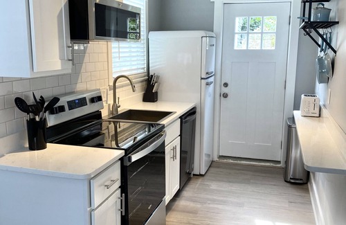 Calvert Beach-Long Beach Cottage | Block to Beach! Fossil Hunting, Hot Tub, Coffee Bar, Screened Deck, 1hr to DC