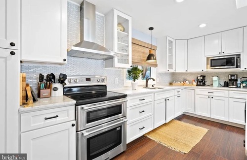 Elkton House | Breathtaking waterfront home w/seasonal private pool/spa-Fall now booking