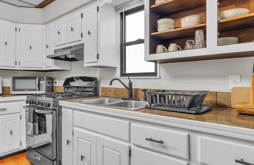 Coraopolis Hostel | Calling All Travelers, Workers, & Students-Multiple Rooms-Best Rates