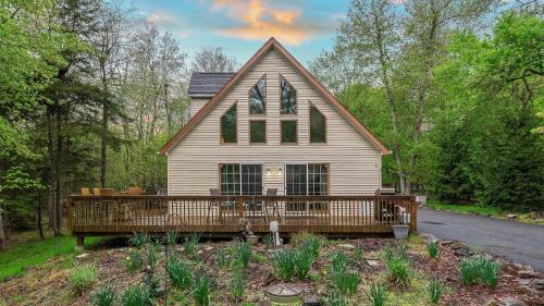 Lake Harmony Estates Ski Chalet | Chalet on Chalet by AvantStay Bright Cabin w Deck Fire Pit Near Lake
