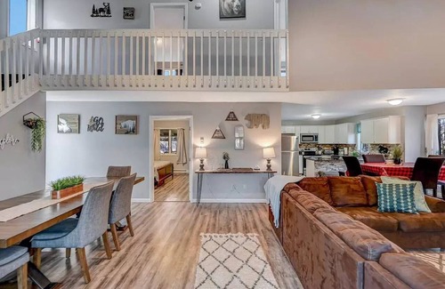 Mount Pocahontas House | Charming 3 BR Home Hot Tub, EV Charger, Pool Access, BBQ, Pet-Friendly, King Bed