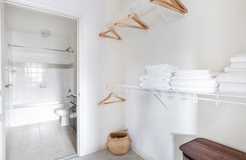 Lyon Park Apartment | Chic Clarendon 1BR w/ Gym + Lounge, walk to Metro, Dining, by Blueground