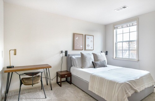 Lyon Park Apartment | Chic Clarendon 1BR w/ Gym + Lounge, walk to Metro, Dining, by Blueground