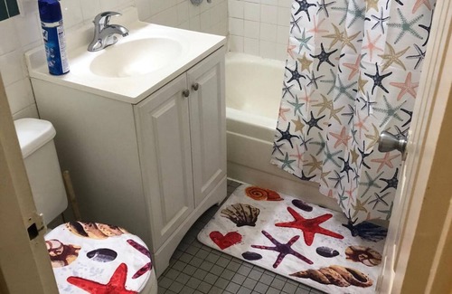 Central Park North Apartment | Clean 1bedroom with WiFi and AC in the heart of Harlem with many stores close by