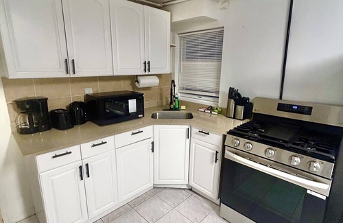 Ironbound District Apartment | Close to NYC/EWRAirport. 3-bedroom, 1-bath. Washer/dryer available! Sleeps 6+