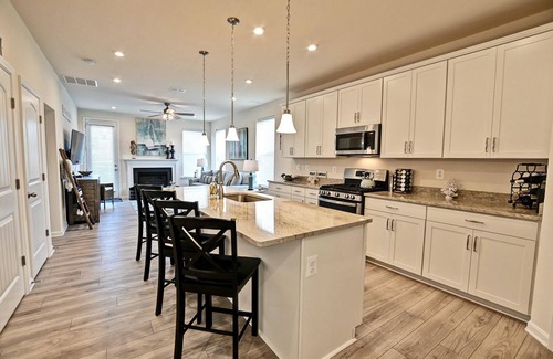 Frankford House | Comfortable 3 bedroom townhouse steps from the Amenities! Wifi, Pool, Fitness Center, Sauna, Weekend Shuttle!