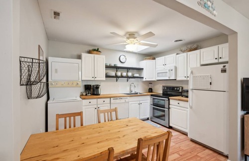Village Green Condo | Condo ∙ 2 bedrooms ∙ 6 guests