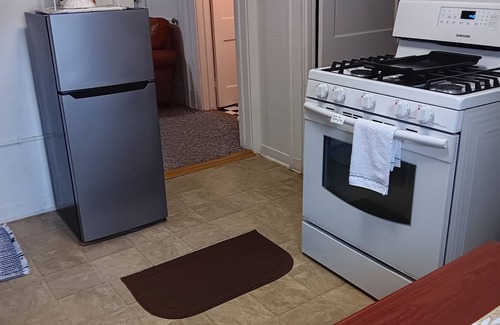 Erie House | Cozy 2-bedroom house with AC/summer in Erie. Back street promenade overlooks bay