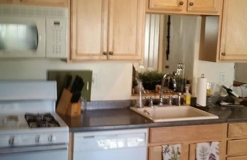 Manayunk House | Cozy 2BR trinity home in Manayunk near Main street & TRAIN with central AC
