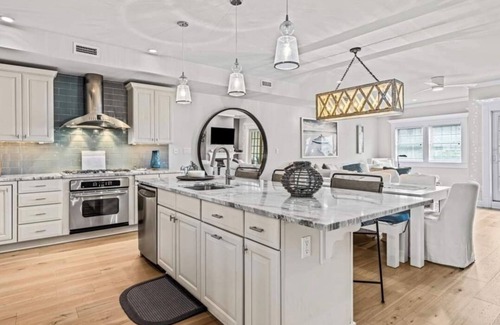 Avalon Condo | Cozy and all upgraded Avalon beach house walking distance to beach/bay/town