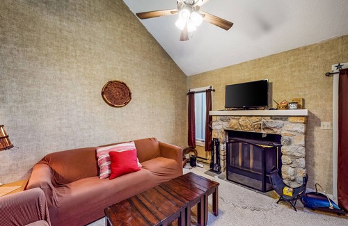 White Haven House | Cozy, Family-Friendly Townhome w/ Fireplace - Near Skiing and Golf!