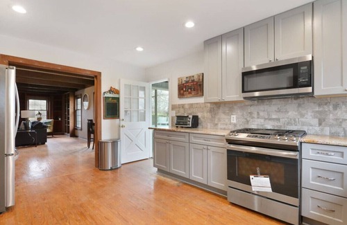 Lovettsville House | Cozy Hemingway Retreat 3500sf HotTub Pool Tennis Ct