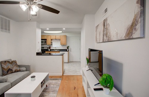 Fishtown Apartment | Cozy Lux 3bd House - Heart of Fishtown - Jetted Tub - Sleeps 8!