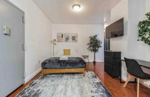 Center City Apartment | Cozy Studio across from Convention Center - 4R