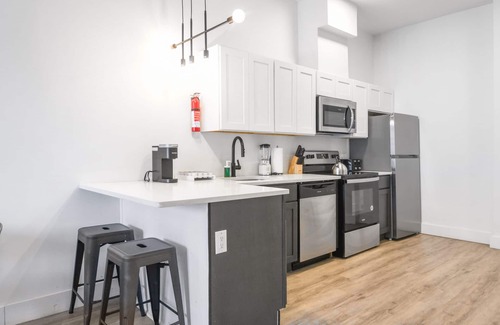 Elizabeth Apartment | Cute 1BR Next to Airport 6356