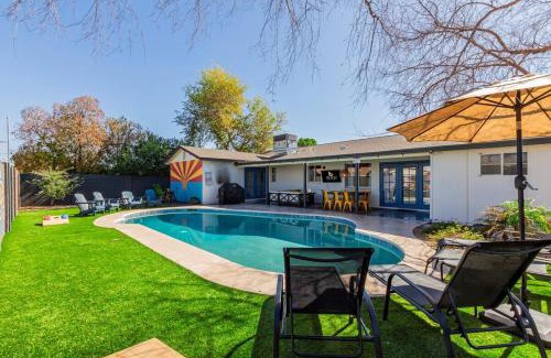 New Papago Parkway House | Diamond Family Retreat-Private Pool-Outdoor Living Room