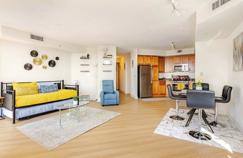 Downtown Condo | DTSS LuxePad 2B2B Rooftop Pool DC Views Lounge Gym