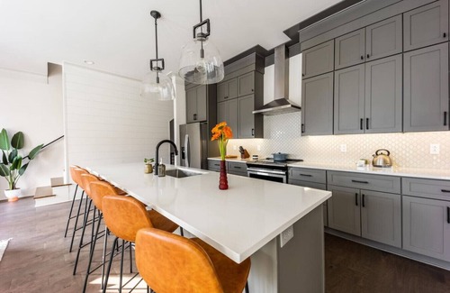 Eastwood House | Eclectic E Nash Townhome Close to Broadway!