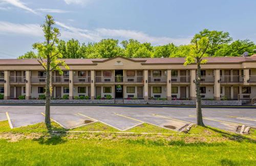 Mount Laurel Cabin | Econo Lodge Mount Laurel - Philadelphia East