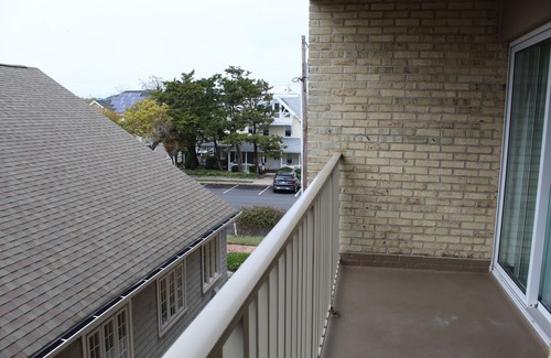 Rehoboth Beach Condo | Efficiency with tropical coastal decor!