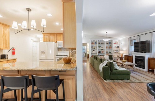 Lower Township Apartment | Elegant Pool House in Cape May- 12 people
