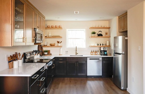 Jim Thorpe Ski Chalet | Family retreat: 5 bedroom modern chalet with Hot Tub, Bonfire, Mini Golf & More!