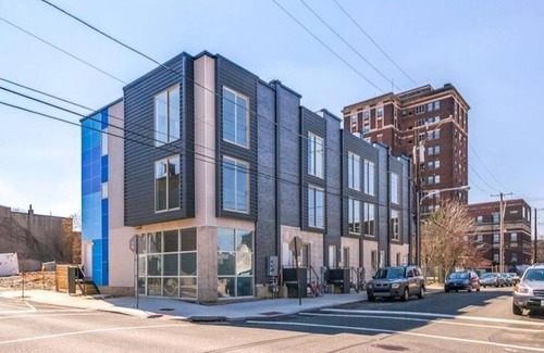 North Philadelphia East House | Fantastic 4BR Townhouse W/HOTTUB