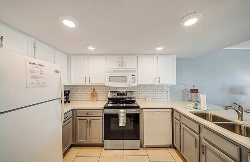 Holiday Beach Condo | FREE Golf! Mariner West 101 Corner Unit, Walk-in Shower, Heated Pool, Grills!