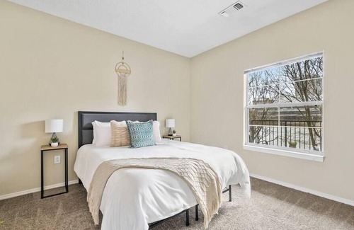 North Shore Apartment | Frontdesk | Bright 1 BR Close to Downtown